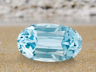 Professional gem photography of an aquamarine slice by Arjuna Irsutti