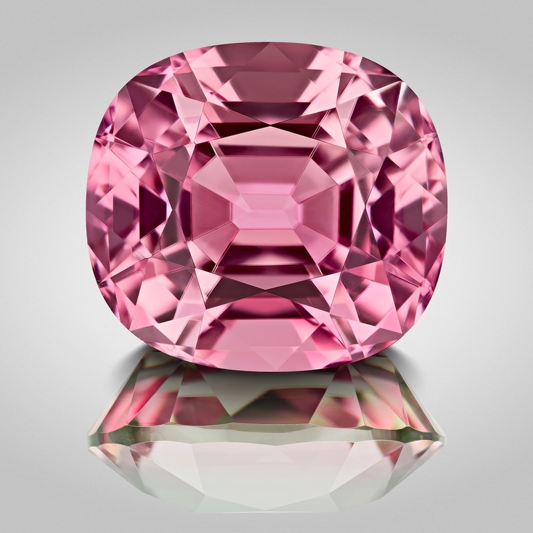 Bi-color Tourmaline – Gem photography by Arjuna Irsutti – Bangkok Professional gem photography of a bi-color Tourmaline by Arjuna Irsutti