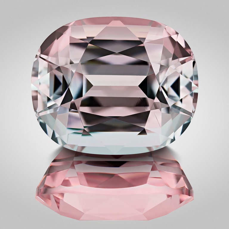 Professional gem photography of a bi-color Tourmaline by Arjuna Irsutti