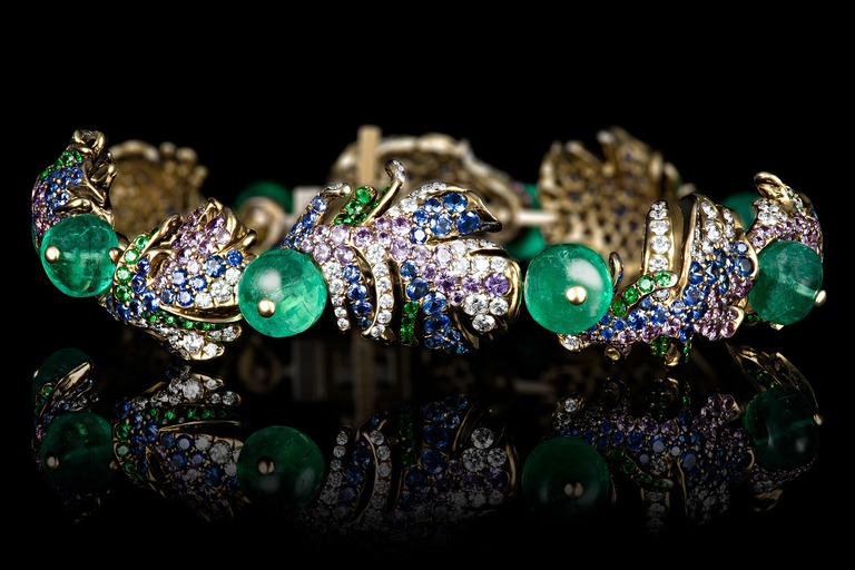 Professional jewelry photography of bracelet with emerald by Arjuna Irsutti