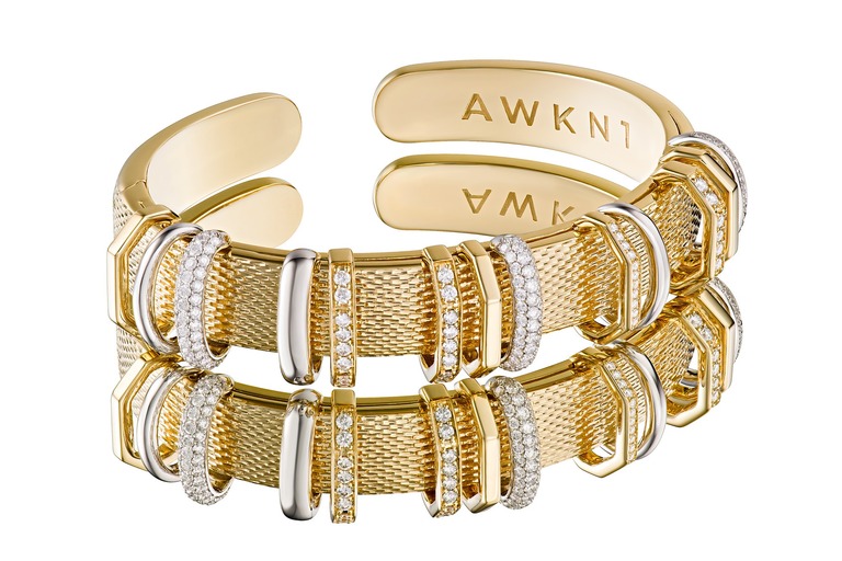 Professional photography of a gold bracelet with diamonds by Arjuna Irsutti