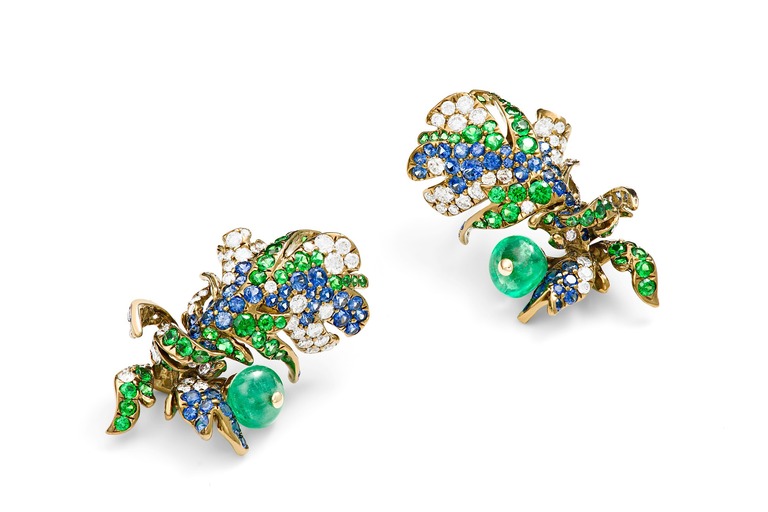 Professional jewelry photography of earrings with emerald by Arjuna Irsutti
