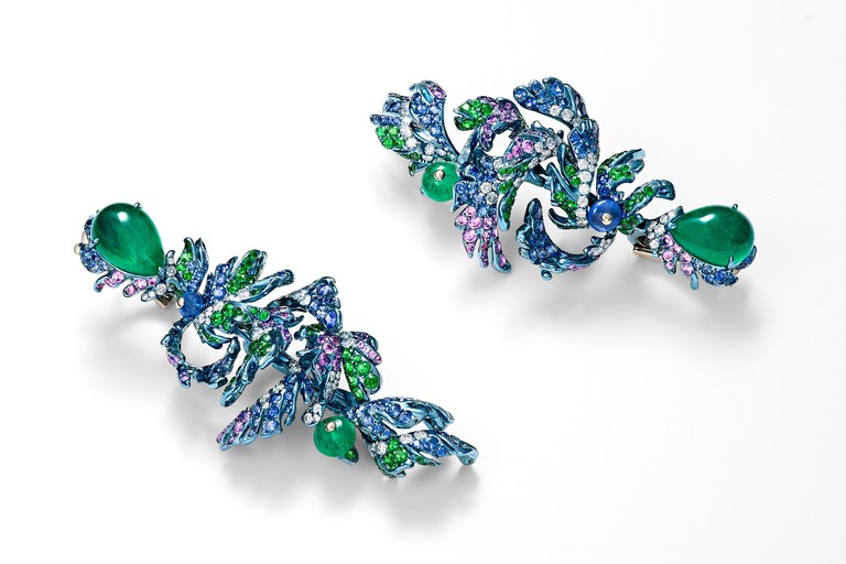 Professional jewelry photography of earrings with emerald by Arjuna Irsutti