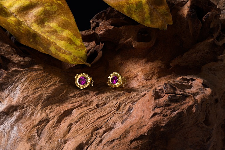 Professional jewelry photography of earrings with garnet by Arjuna Irsutti