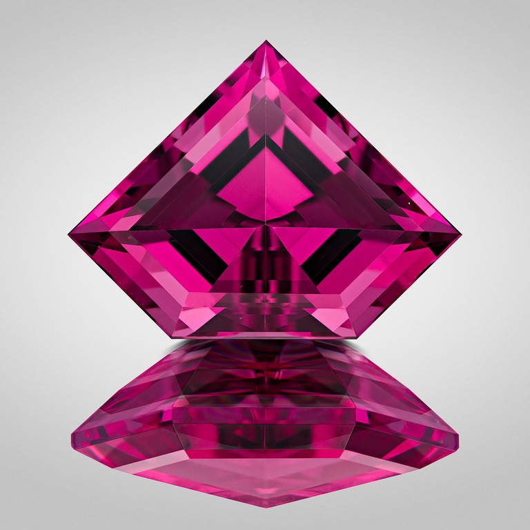 Garnet Purple – Gem photography by Arjuna Irsutti – Bangkok Professional gem photography of a purple garnet by Arjuna Irsutti