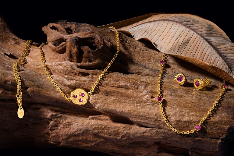 Professional jewelry photography of a jewelry set by Arjuna Irsutti
