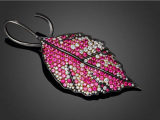 Spinel leaf - Jewelry photography by Arjuna Irsutti Bangkok Professional jewelry photography of leaf mounted with spinels by Arjuna Irsutti