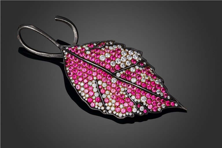 Professional jewelry photography of leaf mounted with spinels by Arjuna Irsutti