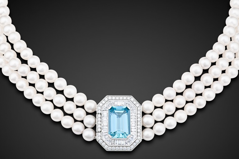 Professional jewelry photography of a necklace pendant with aquamarine by Arjuna Irsutti