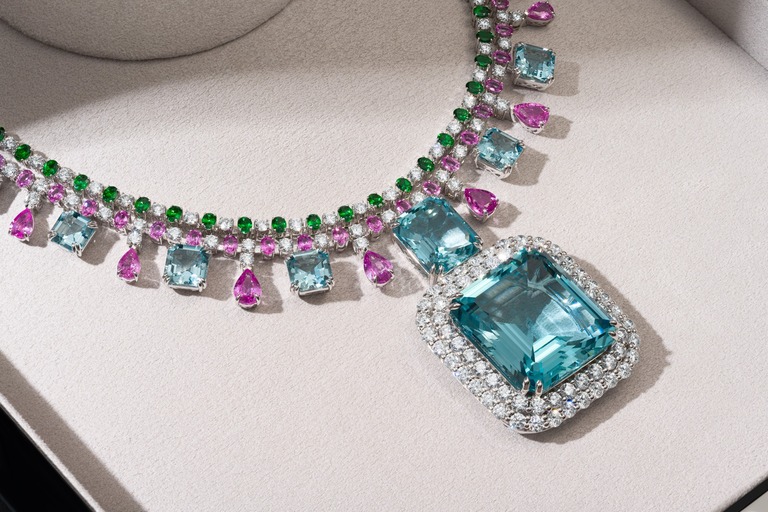 Professional jewelry photography of a necklace pendant with aquamarine by Arjuna Irsutti