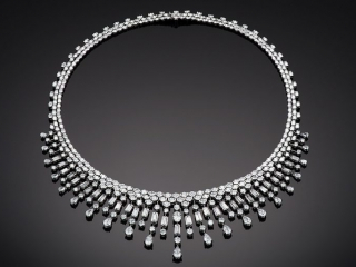 Necklace pendantdiamonds – Jewelry photography by Arjuna Irsutti Bangkok Professional jewelry photography of a necklace pendant with diamonds by Arjuna Irsutti