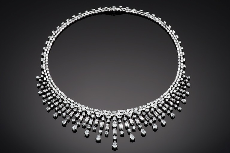 Professional jewelry photography of a necklace pendant with diamonds by Arjuna Irsutti