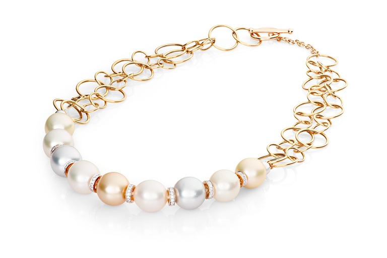 Professional jewelry photography of a necklace pendant with pearls by Arjuna Irsutti