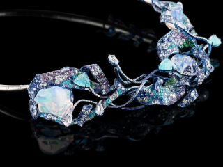 Necklace pendant water opal – Jewelry photography by Arjuna Irsutti Bangkok Professional jewelry photography of a necklace pendant with water opal by Arjuna Irsutti