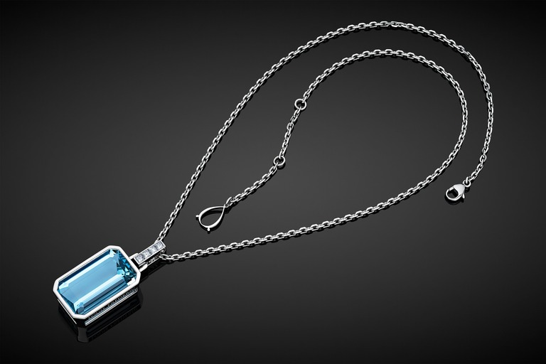 Professional jewelry photography of a necklace pendant with aquamarine by Arjuna Irsutti