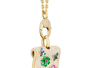 Necklace pendant – Jewelry photography by Arjuna Irsutti Bangkok Professional jewelry photography of a necklace pendant by Arjuna Irsutti