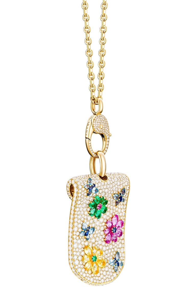 Professional jewelry photography of a necklace pendant by Arjuna Irsutti
