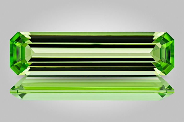 Peridot – Gem photography by Arjuna Irsutti – Bangkok Professional gem photography of a peridot by Arjuna Irsutti