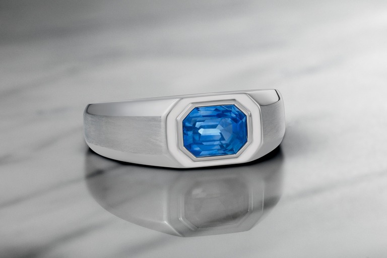 Professional jewelry photography of a ring with a blue sapphire by Arjuna Irsutti