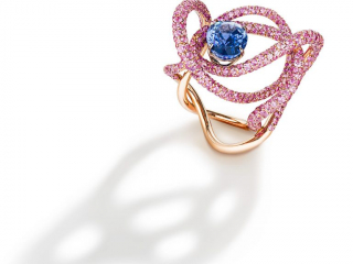 Ring blue sapphire - Jewelry photography by Arjuna Irsutti Bangkok Professional jewelry photography of a ring with a blue sapphire by Arjuna Irsutti