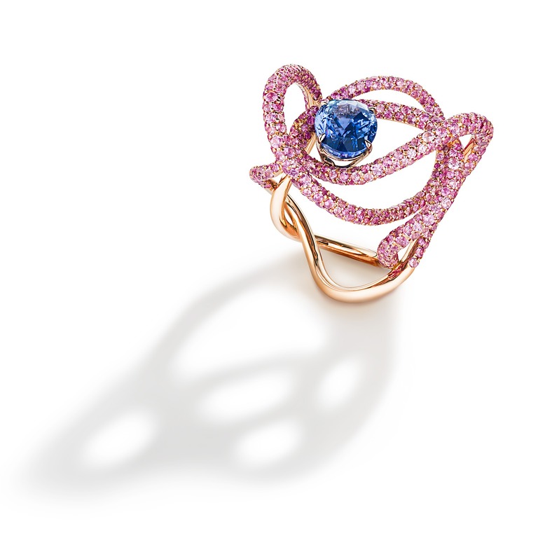 Professional jewelry photography of a ring with a blue sapphire by Arjuna Irsutti