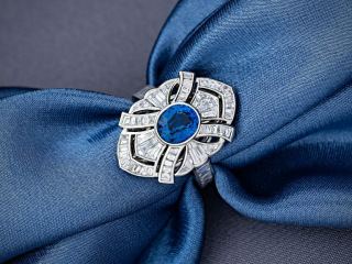 Ring cobalt spinel – Jewelry photography by Arjuna Irsutti Bangkok Professional jewelry photography of a ring with a cobalt spinel by Arjuna Irsutti