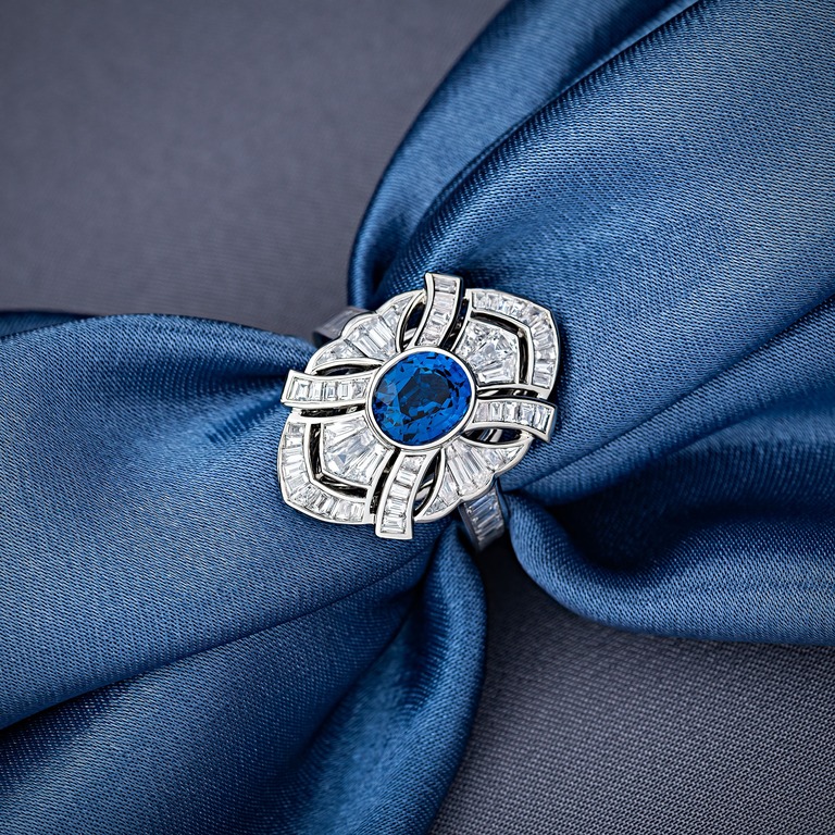 Professional jewelry photography of a ring with a cobalt spinel by Arjuna Irsutti 