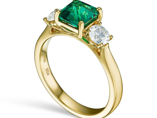 Ring emerald - Jewelry photography by Arjuna Irsutti Bangkok Professional jewelry photography of a ring with emerald by Arjuna Irsutti