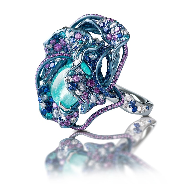 Professional jewelry photography of a ring with a paraiba tourmaline by Arjuna Irsutti