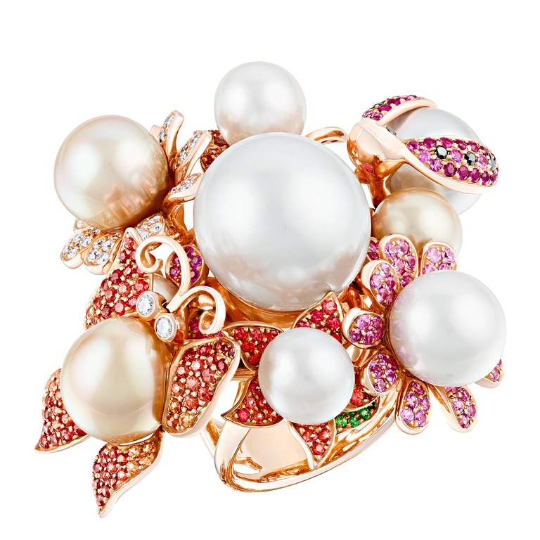 Professional jewelry photography of a ring with pearls by Arjuna Irsutti