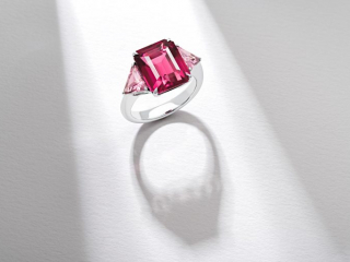 Ring pink spinel - Jewelry photography by Arjuna Irsutti Bangkok Professional photography of a ring with pink spinel by Arjuna Irsutti