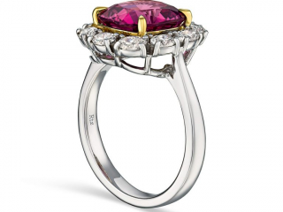 Spinel ring - Jewelry photography by Arjuna Irsutti Bangkok Professional jewelry photography of a ring with spinels and diamonds by Arjuna Irsutti