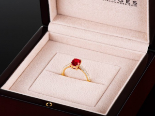 Ring ruby- Jewelry photography by Arjuna Irsutti Bangkok Professional jewelry photography of a ring with a ruby and diamonds by Arjuna Irsutti