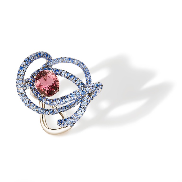 Professional jewelry photography of a ring with a padparadscha sapphire by Arjuna Irsutti