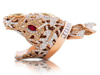 Snake ring - Jewelry photography by Arjuna Irsutti Bangkok Professional jewelry photography of a snake ring with diamonds by Arjuna Irsutti