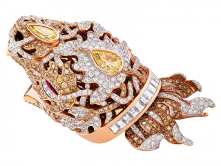 Snake ring - Jewelry photography by Arjuna Irsutti Bangkok Professional jewelry photography of a snake ring with diamonds by Arjuna Irsutti