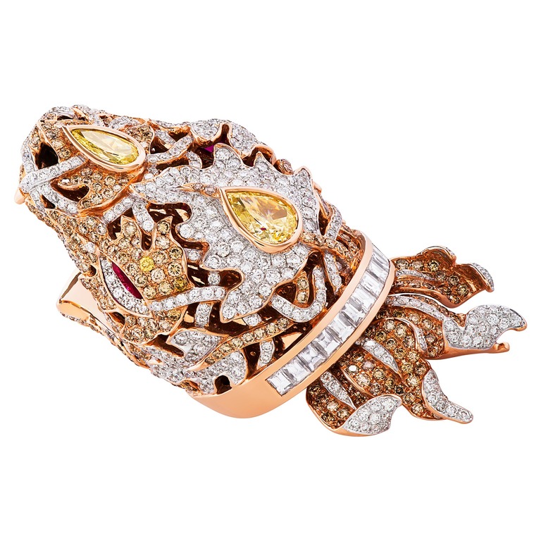 Professional jewelry photography of a snake ring with diamonds by Arjuna Irsutti