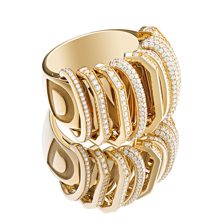 Professional photography of a gold ring with diamonds by Arjuna Irsutti