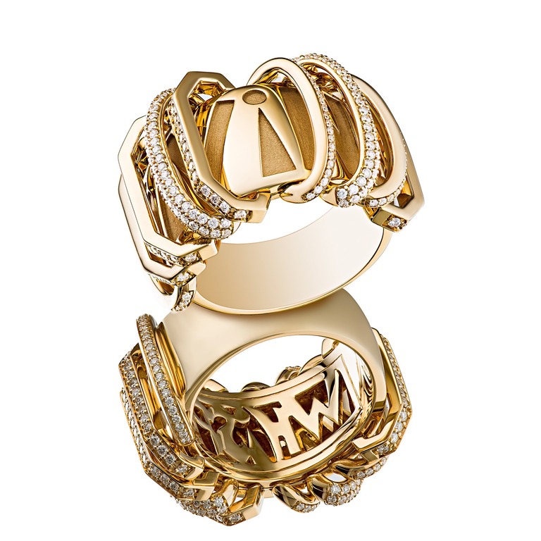 Professional photography of a gold ring with diamonds by Arjuna Irsutti