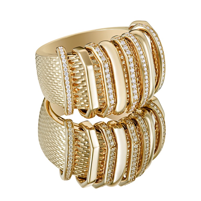 Professional photography of a gold ring with diamonds by Arjuna Irsutti