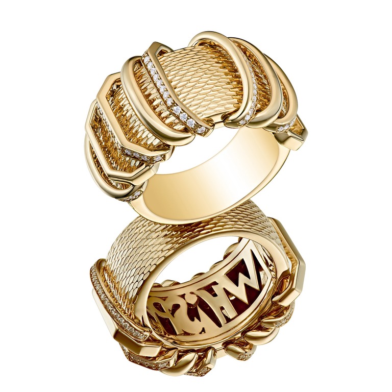 Professional photography of a gold ring with diamonds by Arjuna Irsutti