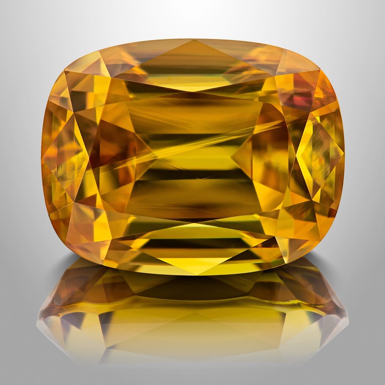 Professional gem photography of sphene by Arjuna Irsutti