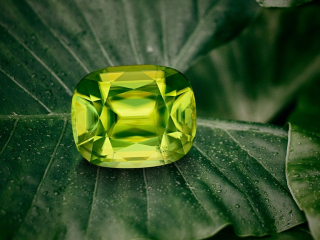 Professional gem photography of sphene by Arjuna Irsutti
