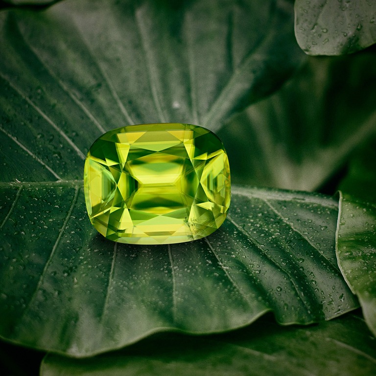 Sphene – Gem photography by Arjuna Irsutti – Bangkok Professional gem photography of sphene by Arjuna Irsutti