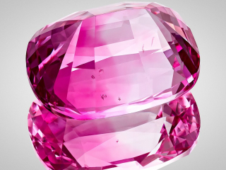 Professional gem photography of a color zoned/bi-color spinel by Arjuna Irsutti