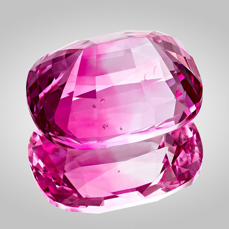 Color Zoned / Bi-color Spinel – Gem photography by Arjuna Irsutti – Bangkok Professional gem photography of a color zoned/bi-color spinel by Arjuna Irsutti
