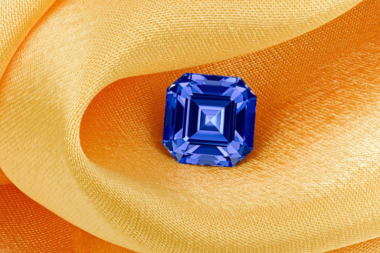 Professional gem photography of tanzanite by Arjuna Irsutti
