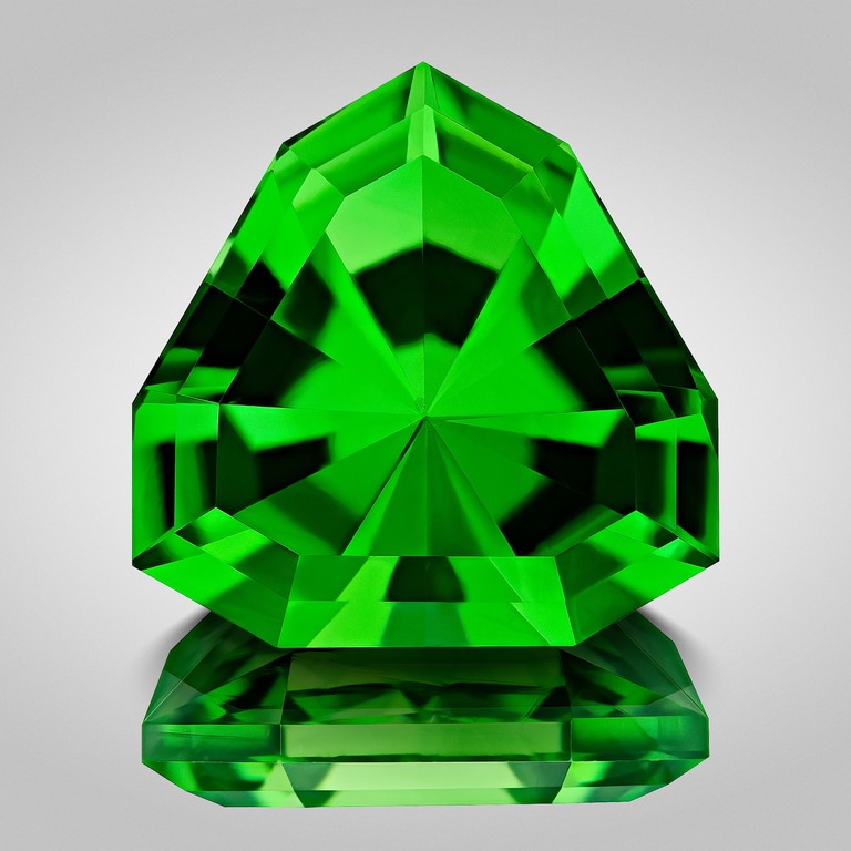 Tourmaline green – Gem photography by Arjuna Irsutti – Bangkok Professional gem photography of green tourmaline by Arjuna Irsutti