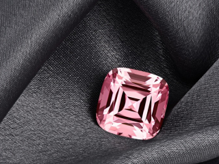 Professional gem photography of a pink tourmaline by Arjuna Irsutti