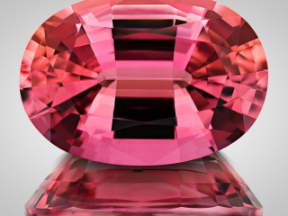 Professional gem photography of a pink tourmaline by Arjuna Irsutti
